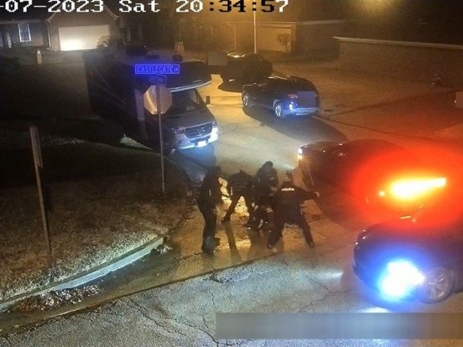 Полицајци ударају Николса (Фото: EPA/City of Memphis HANDOUT EDITORIAL USE ONLY/NO SALES) Полицајци ударају Николса (Фото: EPA/City of Memphis HANDOUT EDITORIAL USE ONLY/NO SALES) -