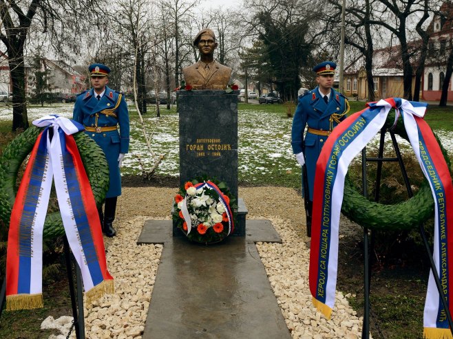 Oткривена спомен-биста хероју са Кошара потпуковнику Горану Остојићу (Фото: MINISTARSTVO ODBRANE/ ANDRIJA GAVRILOVIĆ (HO) , Tanjug) Oткривена спомен-биста хероју са Кошара потпуковнику Горану Остојићу (Фото: MINISTARSTVO ODBRANE/ ANDRIJA GAVRILOVIĆ (HO) , Tanjug) -