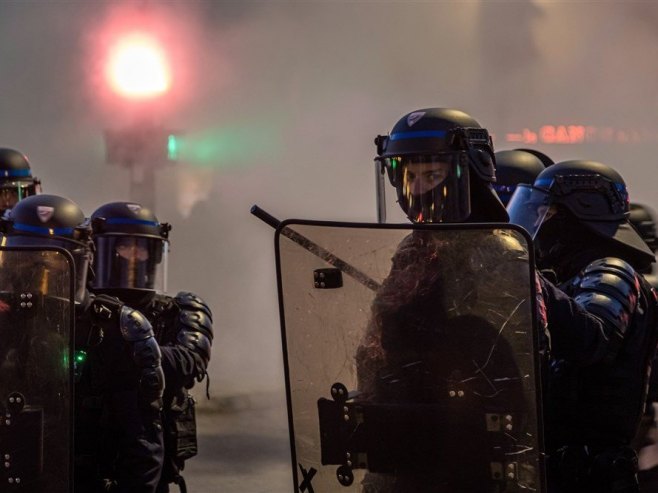 Полиција Француске (Фото: EPA-EFE/CHRISTOPHE PETIT TESSON) - 