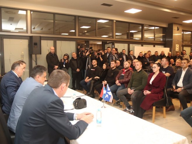 Додик у Бијељини са пољопривредницима Семберије Додик у Бијељини са пољопривредницима Семберије - Фото: РТРС
