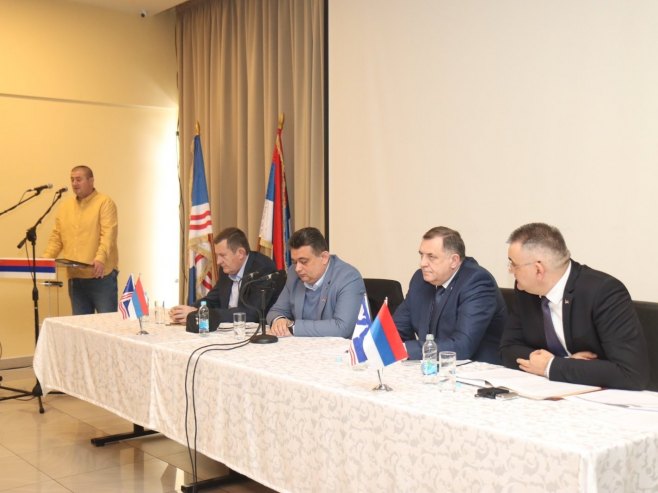 Додик у Бијељини са пољопривредницима Семберије Додик у Бијељини са пољопривредницима Семберије - Фото: РТРС