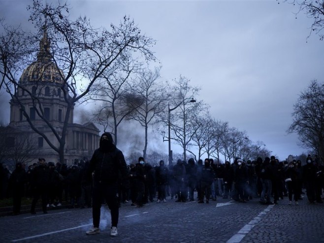 Протести у Паризу (Фото: EPA-EFE/YOAN VALAT) - 