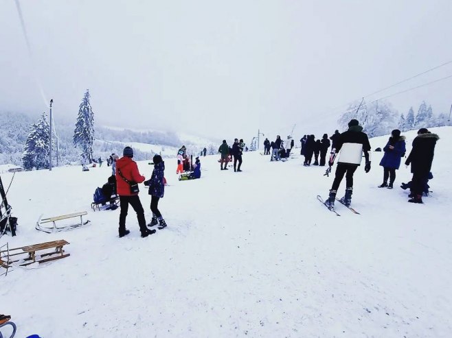 Отворена сезона скијања у Кнежеву - Фото: СРНА