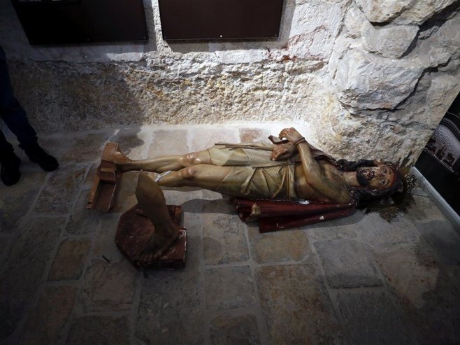 Срушен кип Исуса Христа у цркви у Јерусалиму (Фото: EPA-EFE/ATEF SAFADI) - 