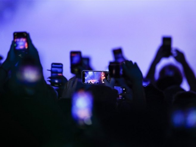 Telefoni (Foto: EPA-EFE/CAROLINE BREHMAN/ilustracija) - 