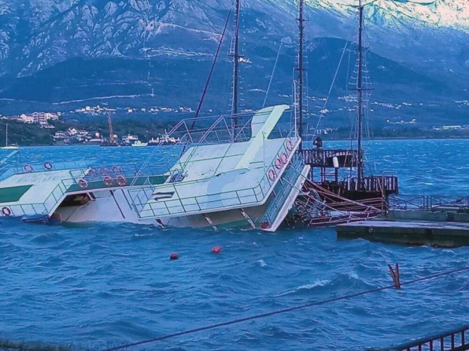 Орканска бура преврнула туристички брод код Тивта