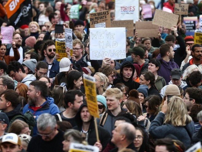 Протести у Британији (Фото: EPA-EFE/ADAM VAUGHAN/илустрација) - 
