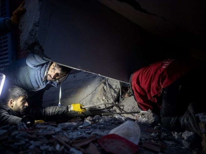 Потрага за несталима у земљотресу у Турској (Фото:  EPA-EFE/REFIK TEKIN) - 