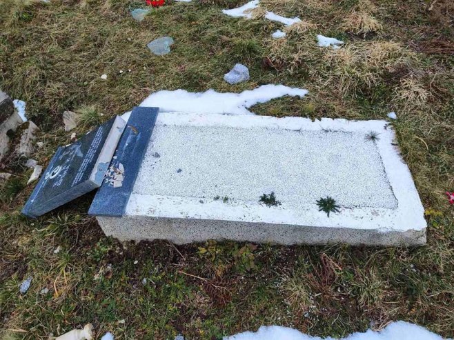 Оскрнављено српско православно гробље у мјесту Пламенице (ФОТО)