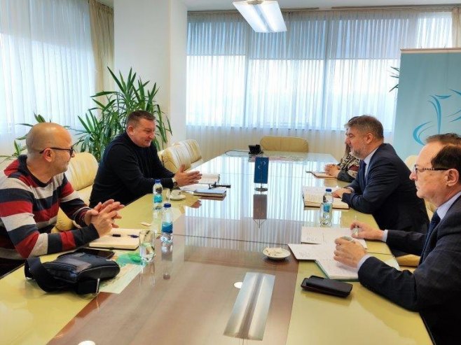 Шеранић са представницима синдиката у здравству (Фото: Министарство здравља и социјалне заштите Српске) Шеранић са представницима синдиката у здравству (Фото: Министарство здравља и социјалне заштите Српске) -