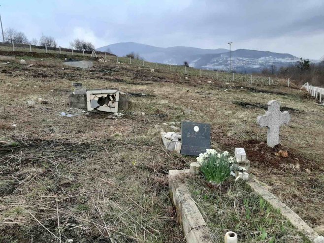 Кључ: Оскрнављено српско православно гробље у мјесту Пламенице (ФОТО)