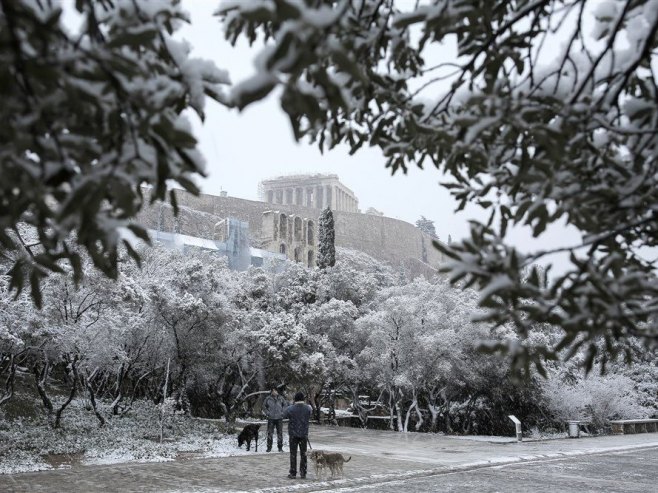 Сњежна олуја у Грчкој (Фото: EPA-EFE/KOSTAS TSIRONIS) - 