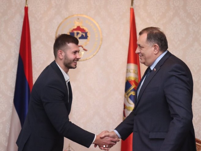 Додик са представницима студената (Фото: instagram.com/mdodik.official) Додик са представницима студената (Фото: instagram.com/mdodik.official) -