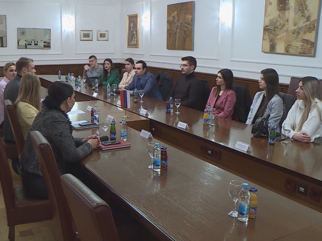 Станивуковић са студентима Станивуковић са студентима - Фото: РТРС