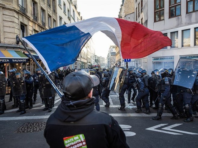 Протест у Француској (Фото: EPA/CHRISTOPHE PETIT TESSON, илустрација) - 