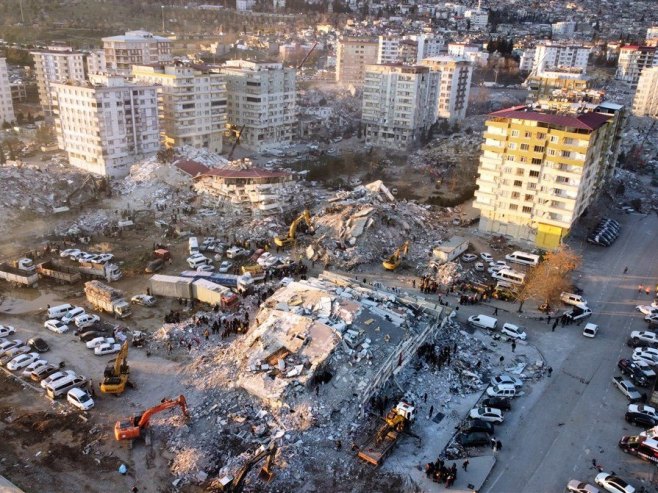 Више од 15.000 погинулих у разорном земљотресу; Спасиоци траже преживјеле