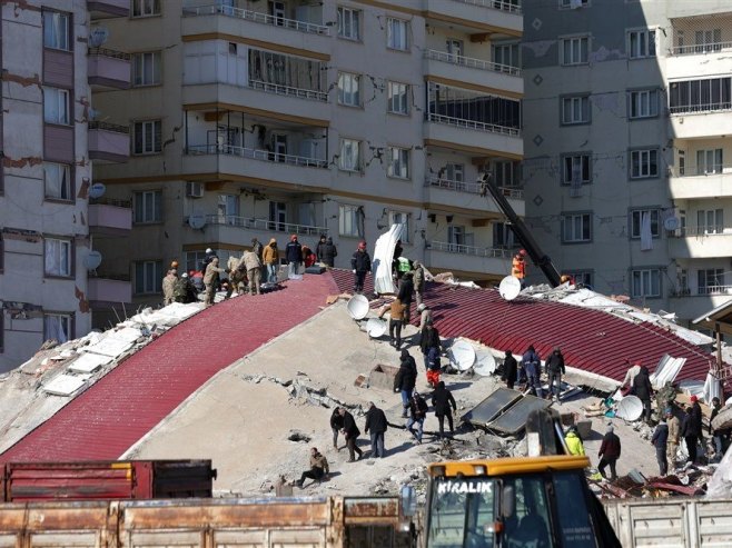 Рушевине након земљотрес у Турској (Фото: EPA/ABIR SULTAN) Рушевине након земљотрес у Турској (Фото: EPA/ABIR SULTAN) -
