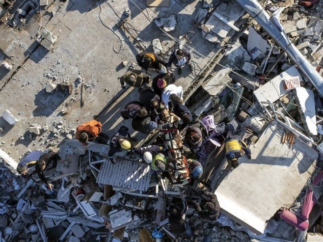 Спасавање из рушевина (Фото: EPA-EFE/ERDEM SAHIN) - 