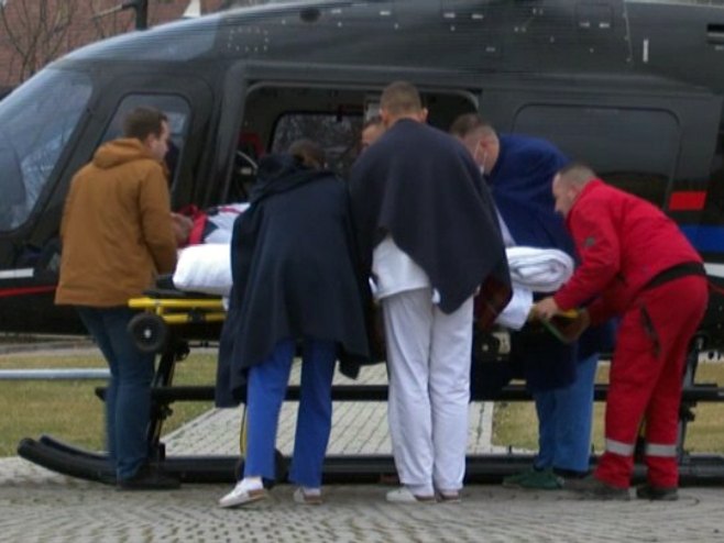Транспорт пацијента уз помоћ Хеликоптерског сервиса Републике Српске (Фото: РТРС) Транспорт пацијента уз помоћ Хеликоптерског сервиса Републике Српске (Фото: РТРС)