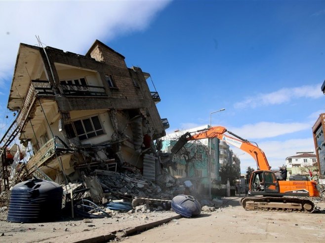 Урушена зграда у Турској (Фото: EPA-EFE/TOLGA BOZOGLU) - 
