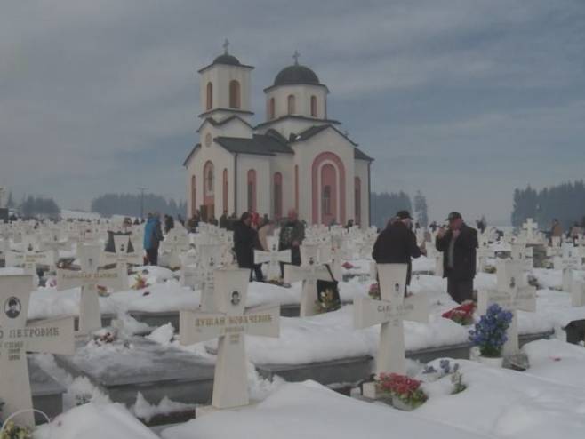 Велике задушнице обиљежене на спомен-гробљу Мали Зејтинлик - Фото: РТРС