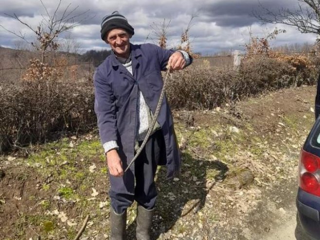 Боро Лајшић из села Сводна ухватио поскока Боро Лајшић из села Сводна ухватио поскока - Фото: РТРС