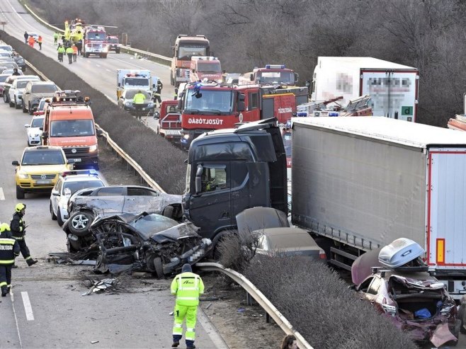 Lančani sudar u Mađarskoj (Foto: EPA-EFE/Peter Lakatos HUNGARY OUT) 