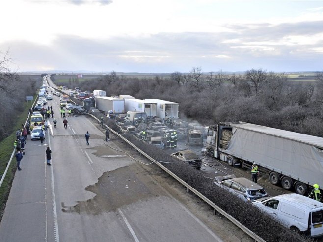 Lančani sudar u Mađarskoj (Foto: EPA-EFE/Peter Lakatos HUNGARY OUT) 