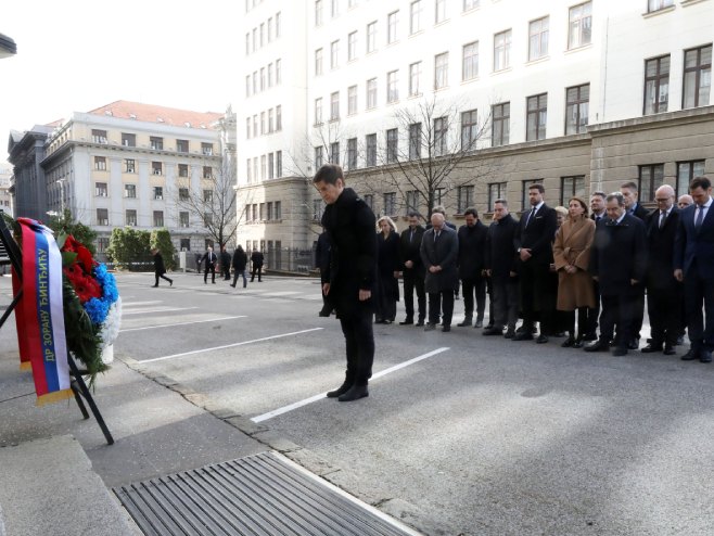 Положен вијенац на мјесту убиства Зорана Ђинђића (TANJUG/ VLADA REPUBLIKE SRBIJE/ SLOBODAN MILJEVIĆ/bs) - 