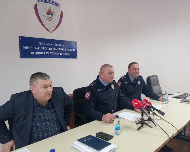 Лакета са сарадницима на конференцији за новинаре Лакета са сарадницима на конференцији за новинаре - Фото: СРНА