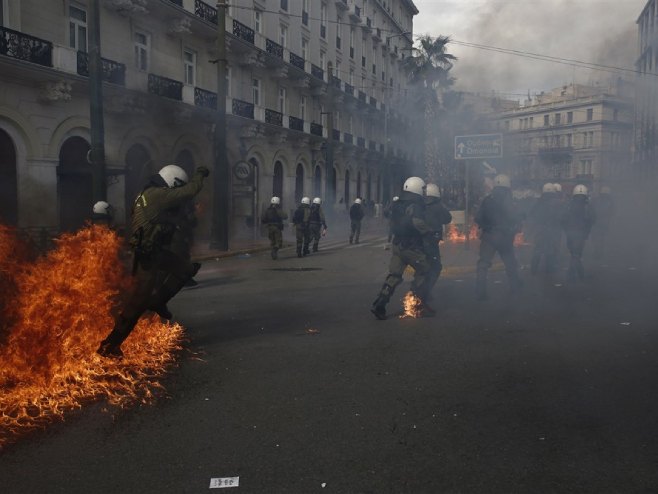 Сукоб полиције и демонстраната у Грчкој (Фото: EPA-EFE/YANNIS KOLESIDIS) - 