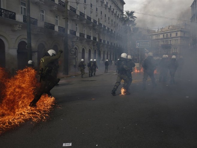 Сукоб полиције и демонстраната у Грчкој (Фото: EPA-EFE/YANNIS KOLESIDIS) Сукоб полиције и демонстраната у Грчкој (Фото: EPA-EFE/YANNIS KOLESIDIS) -