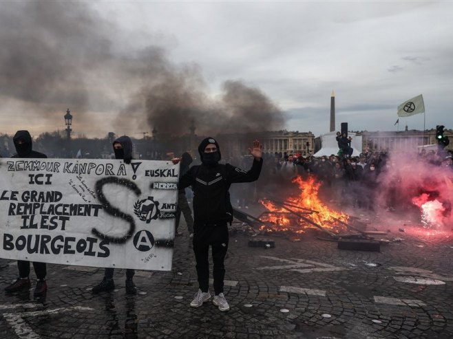 Протести у Паризу (Фото: EPA-EFE/Mohammed Badra) - 