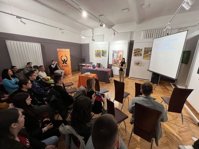 Дервента - приказан документарни филм "Видовдан - нит која нас веже" Дервента - приказан документарни филм "Видовдан - нит која нас веже" - Фото: СРНА
