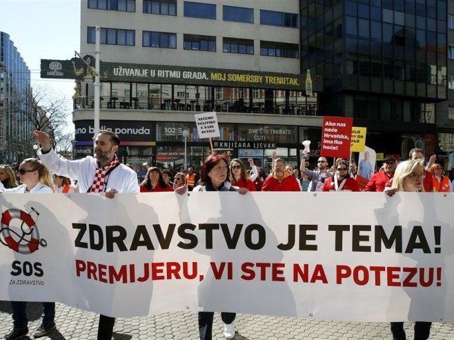 Протест здравствених радника у Загребу (Фото: EPA-EFE/ANTONIO BAT) - 