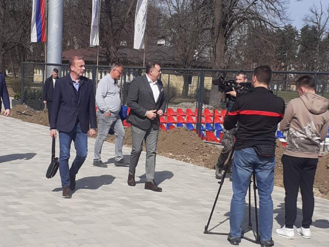 Додик у обиласку тениских терена у Бањалуци Додик у обиласку тениских терена у Бањалуци - Фото: РТРС