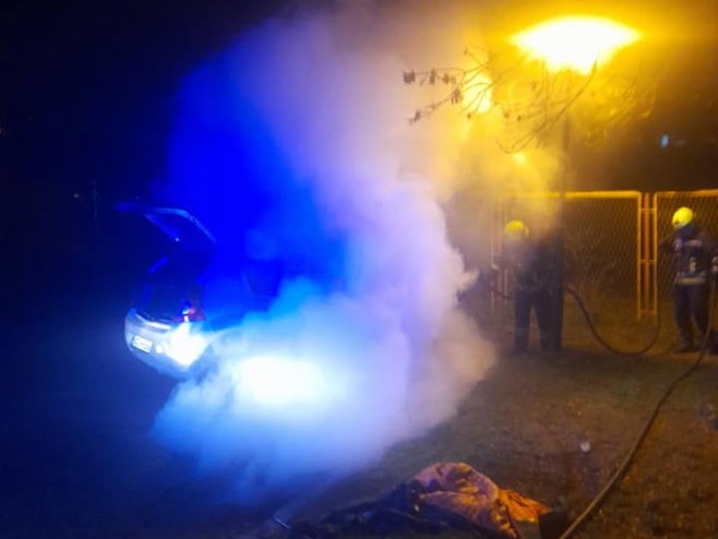 Бањалука: Горио аутомобил, интервенисали ватрогасци (ФОТО)