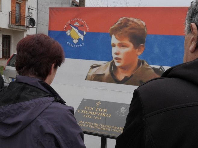 Вишеград: Спомен-плоча Споменку Гостићу Вишеград: Спомен-плоча Споменку Гостићу - Фото: СРНА