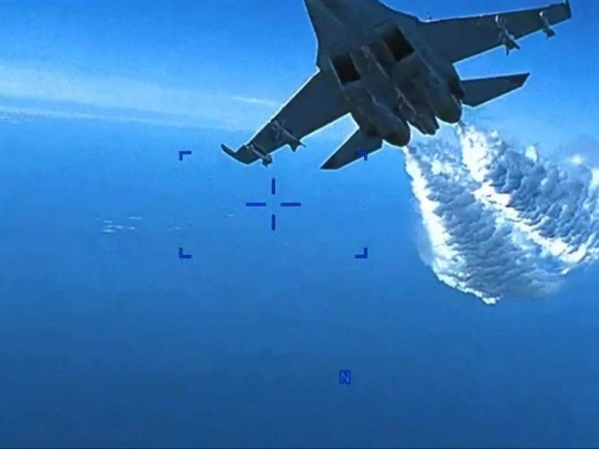 Сусрет руског сухоја и америчке беспилотне летјелице (Фото: EPA-EFE/US Air Force) - 