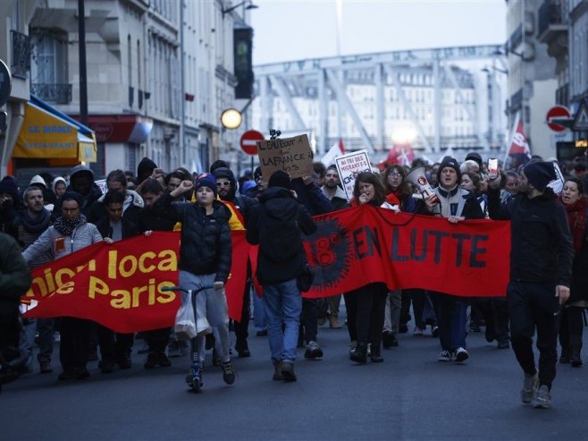 Протести у Француској (Фото: EPA/YOAN VALAT, илустрација) Протести у Француској (Фото: EPA/YOAN VALAT, илустрација) -