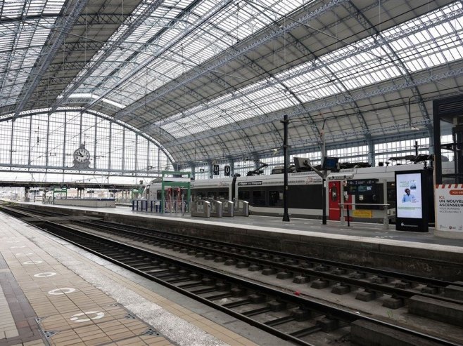 Štrajk željezničke stanice u Parizu (Foto: EPA-EFE/CAROLINE BLUMBERG) 