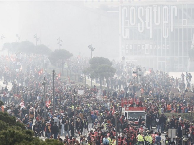 Протести у Марсељу (Фото: EPA-EFE/GUILLAUME HORCAJUELO) - 