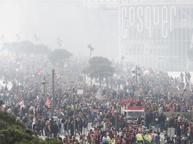 Протести у Марсељу (Фото: EPA-EFE/GUILLAUME HORCAJUELO) Протести у Марсељу (Фото: EPA-EFE/GUILLAUME HORCAJUELO) -