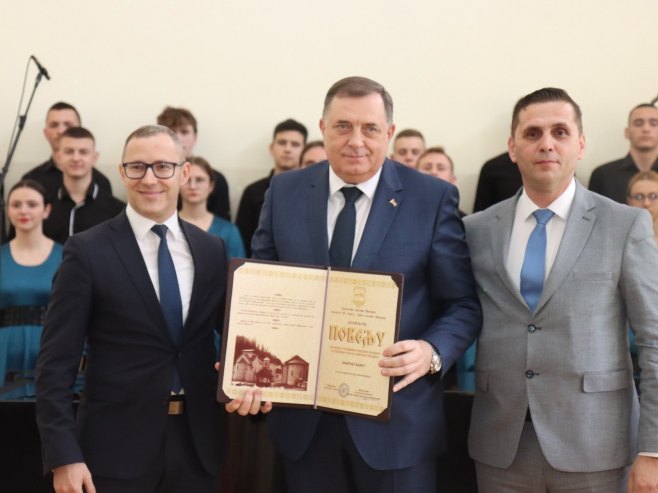Прњавор: Повеља Додику Прњавор: Повеља Додику - Фото: