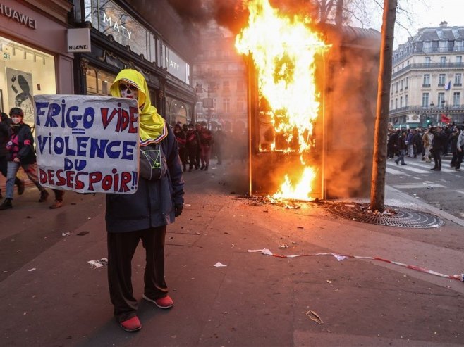 Запаљена Градска скупштина Бордоа - протести у Француској се настављају