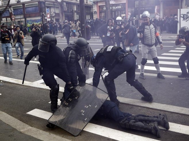Протести у Француској (Фото: EPA-EFE/YOAN VALAT) - 