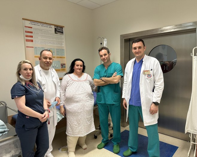 У бијељинској болници изведена прва операција смањења желуца - Фото: СРНА