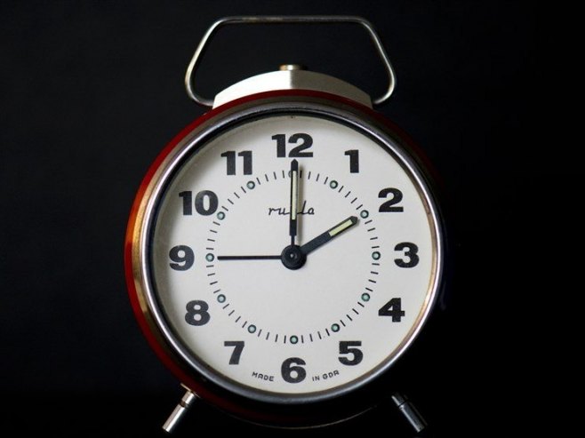Помјерање сата (Фото: EPA/ARNO BURGI FILE) - 