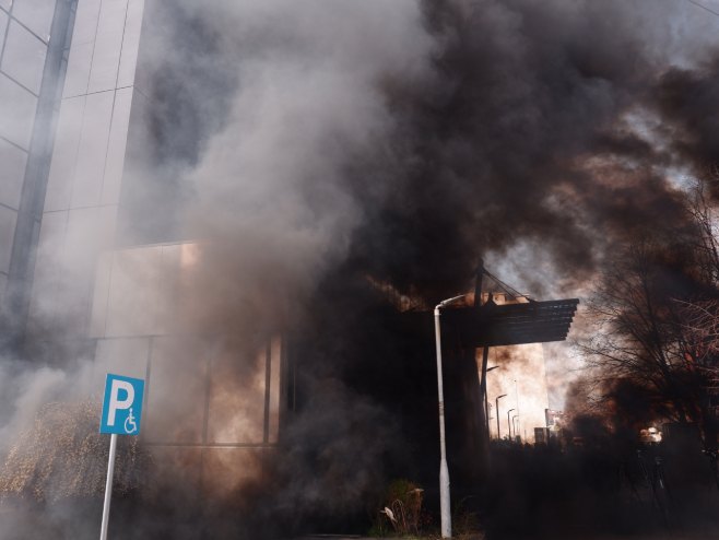 Бачене димне бомбе на зграду владе у Приштини и затражена смјена Куртија (ФОТО)