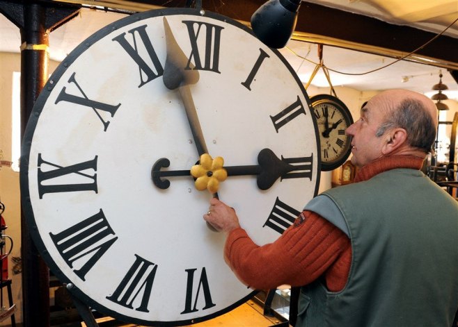 Помјерање сата (Фото: EPA/ULI DECK) - 